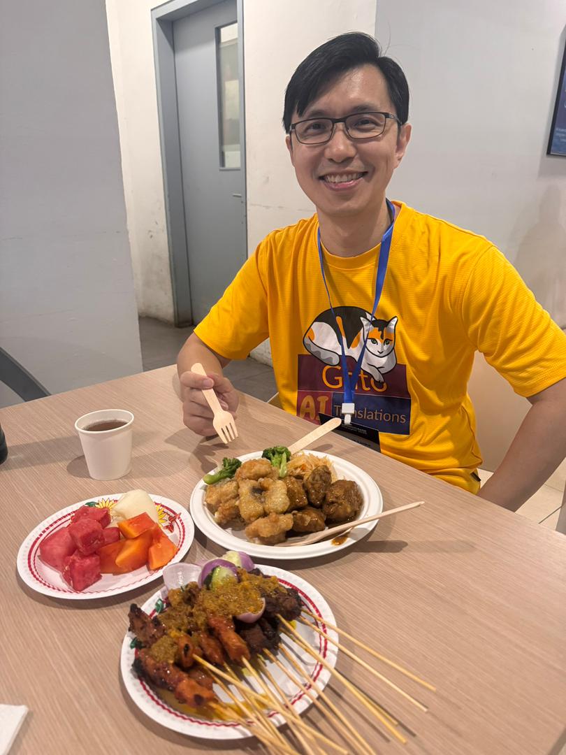 Teman Gato David Wang menikmati sate di WordCamp Malaysia 2025