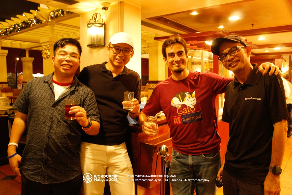 Leo dan para penyelenggara WordCamp Malaysia Dee, Ben, dan YL di pesta pembicara